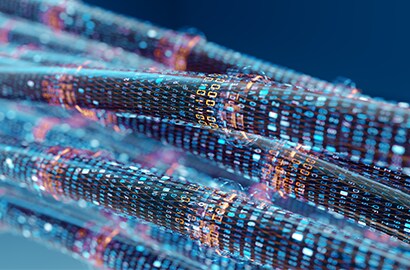 Gráfico de alta tecnología de un haz de cables, cada uno de los cuales está envuelto en una superposición digital de texto y números.