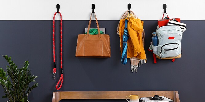 Pared en entrada con ganchos 3M CLAW™ para correas, bolsos y chaquetas.
