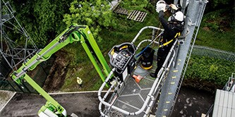 La protección contra caídas es necesaria al trabajar en plataformas elevadoras móviles
