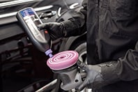 Imagen que muestra a una persona que está aplicando un líquido de abrillantado en una boina Imagen que muestra a una persona que está aplicando un líquido de abrillantado en una boina