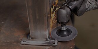 Discos para la preparación de superficies de uso intensivo Scotch-Brite™ Precision en uso
