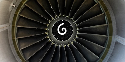 Vista frontal de cerca de las aspas del ventilador del avión
