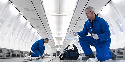 ingeniero trabajando en el ensamblaje del interior del avión
