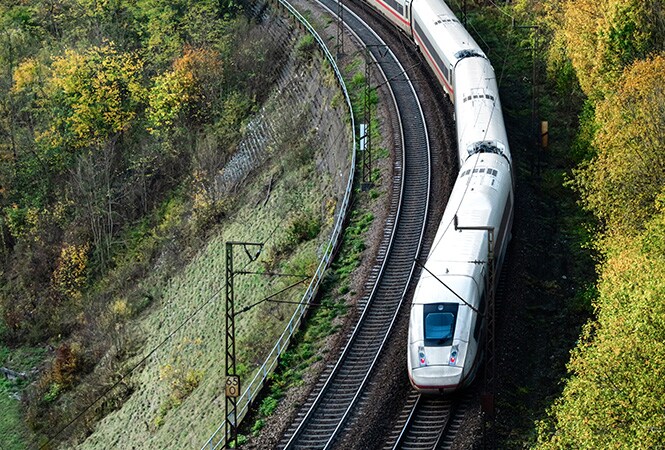 Vista aérea de una concurrida autopista de varios carriles que muestra una alta exposición al calor que 3M™ Cooling Film ayuda a reducir para las operaciones del sector ferroviario.
