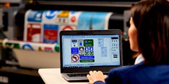 persona que utiliza un portátil
