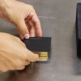 Vídeo de demostración de los adhesivos conductores de 3M™ en dispositivos pequeños.