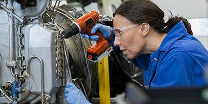 ingeniero trabajando con piezas de metal
