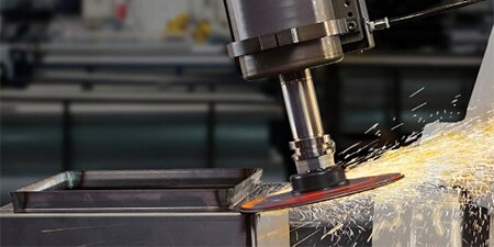 Desbastado en acción generando chispas
