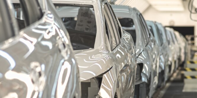 Coches pintados en una línea de montaje de automóviles
