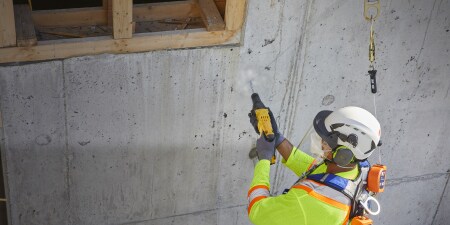 Trabajador de la construcción usando EPI

