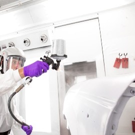 imprimación en una parte de carrocería de automóvil con sistema de 3M Pistola de alto rendimiento