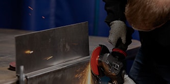 Desbaste de metal con un disco para la preparación de superficies de uso intensivo Scotch-Brite™ Precision
