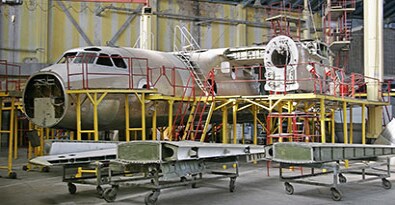 fotografía de un avión mientras lo pintan
