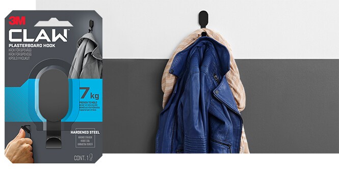 Una chaqueta colgada en una pared con un gancho 3M CLAW™ de 7 kg
