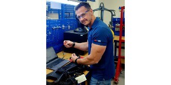 Trabajador manteniendo material SCBA
