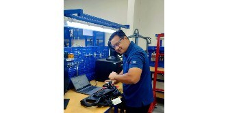 Trabajador manteniendo material SCBA
