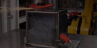 Discos para la preparación de superficies de uso intensivo Scotch-Brite™ Precision desbastando una caja de metal
