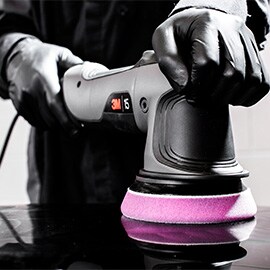 Imagen de una persona puliendo una superficie con la pulidora rotorbital 3M™ Perfect-It™