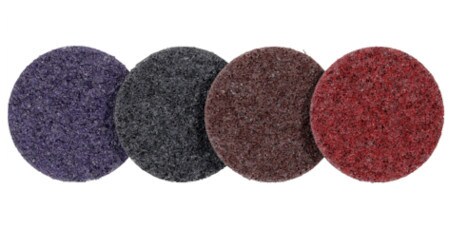 Imagen de 4 discos para la preparación de superficies de uso intensivo Scotch-Brite™ Precision sobre un fondo blanco
