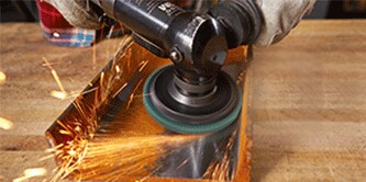 Limpieza de metal con disco 3M Scotch-Brite Clean and Strip XT
