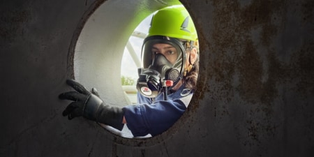 Trabajador en un espacio confinado con EPI
