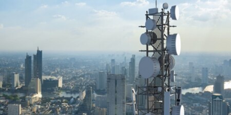 torre de antena con fondo de cielo azul

