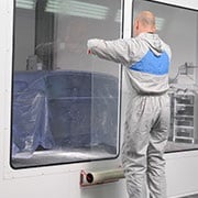 Hombre colocando la película protectora Dirt Trap en una ventana