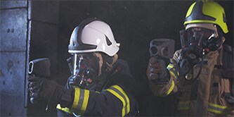 Bombero usando una cámara térmica

