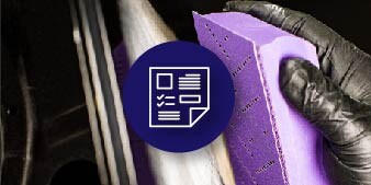 Icono en la imagen de fondo de un técnico lijando con un taco flexible
