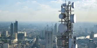 torre de antena con fondo de cielo azul
