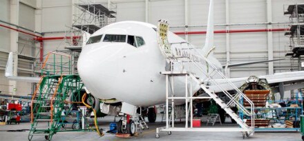 tripulación realizando tareas de mantenimiento y reparación de un avión
