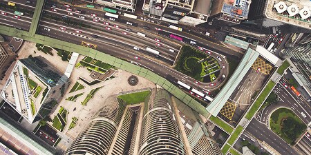 Fotografía aérea de una ciudad ajetreada
