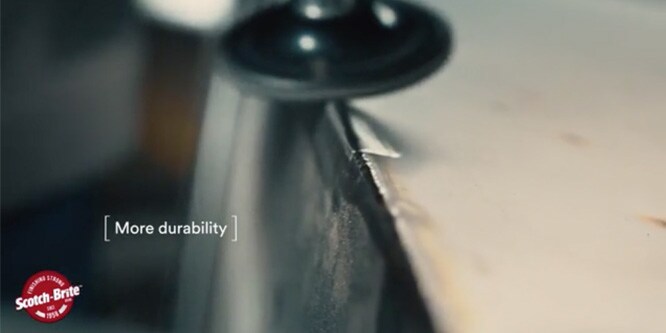 Vídeo que muestra el uso de un disco abrasivo no tejido para eliminar imperfecciones.
