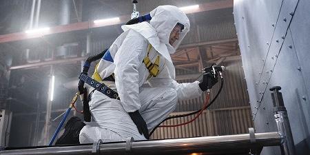 Trabajador pintando con EPI 
