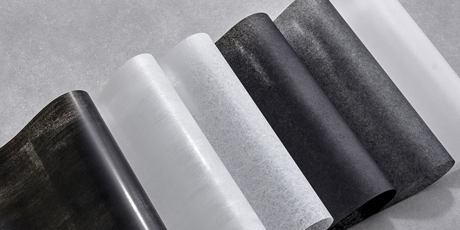 Muestras de acabados de vidrio negro, blanco y transparente con varios patrones y vetas de madera.
