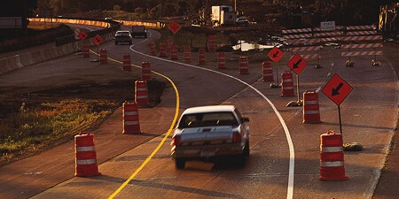 Señalización de tráfico en zona de obras en autopista
