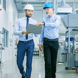 Ingenieros caminando por una instalación de fabricación automatizada