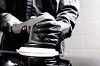 Imagen que muestra a una persona puliendo una superficie Imagen que muestra a una persona puliendo una superficie