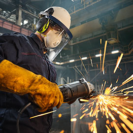 trabajador desbastando metal con chispas