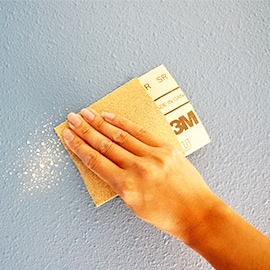 Quita las imperfecciones con papel de lija