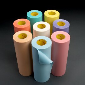 Imagen en ángulo elevado de ocho cintas de flexografía de 3M