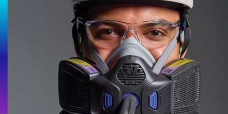 Trabajador con mascarilla 3M Secureclick en primer plano
