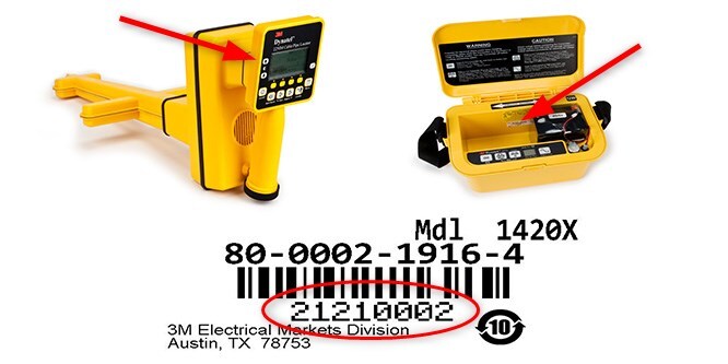 Imagen que muestra 2 localizadores 3M™ Dynatel™ amarillos con flechas rojas que indican dónde puede encontrar el usuario el código de barras del número de serie, que se muestra ampliado en la parte inferior de la imagen.
