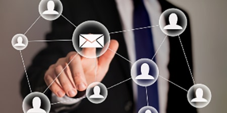 Persona pulsando un botón de correo electrónico
