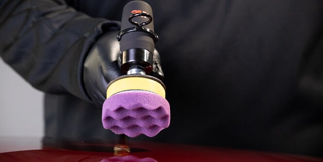 Pulidora 3M realizando reparación de pintura
