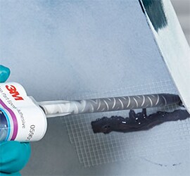 Reparación de una pieza de plástico con una boquilla especial.