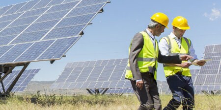 trabajadores frente a una planta solar

