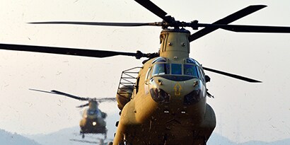 Vista de un helicóptero en vuelo con las palas
