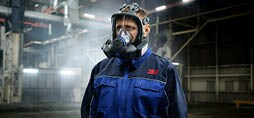Hombre que lleva una máscara facial completa 3M Secure Click en un entorno industrial