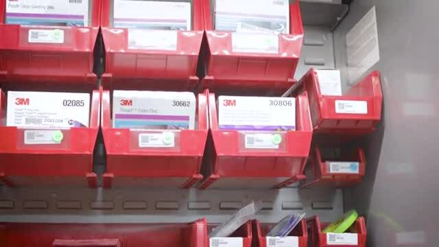 Vista de contenedores de almacenamiento con etiquetas de RepairStack
